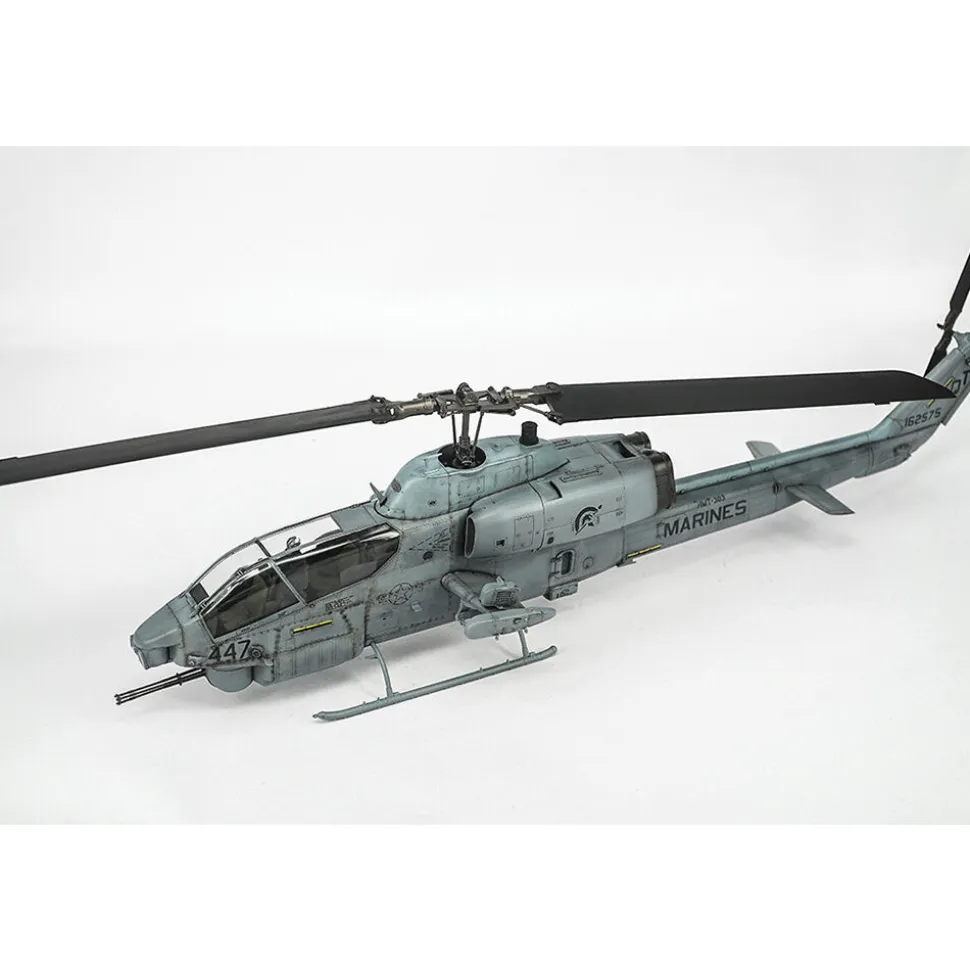 AH-1W Super Cobra 1/35 Kit 705116 1:35 scale Plastic by Trumpeter