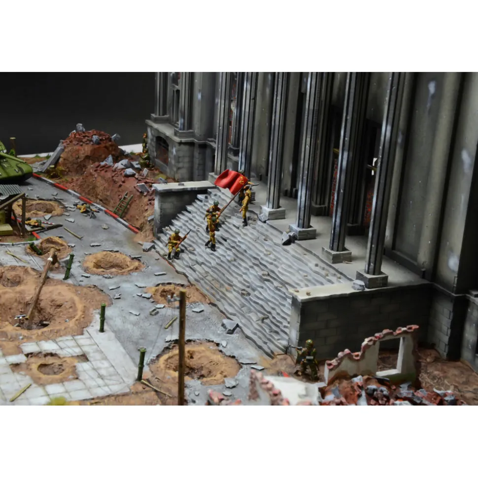 Battle For The Reichstag 1/72 Figure Kit 1:72 Scale Plastic Model Kit by Italeri