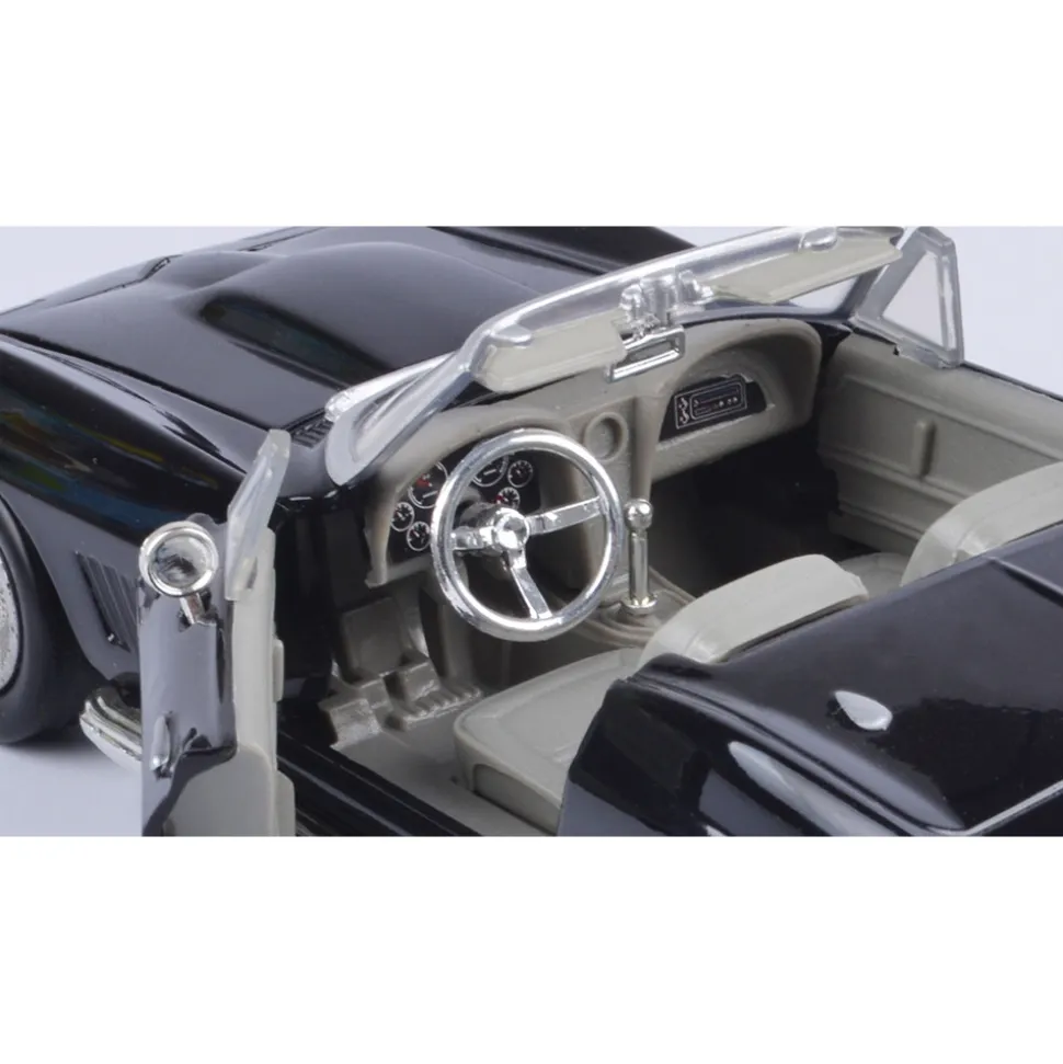 1967 Corvette 427 Tri-Power 1:24 Scale Diecast Model by Motormax