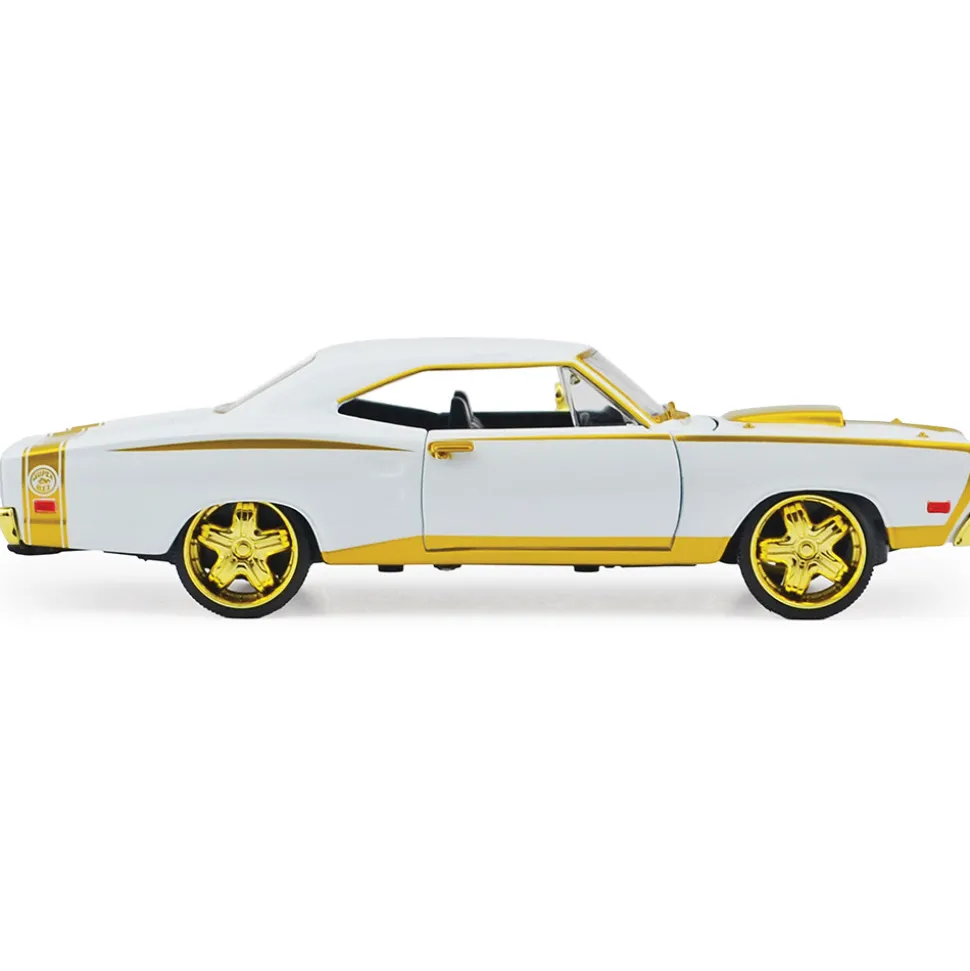 1969 Dodge Coronet Super Bee - Luxe Legends 1:24 Scale Diecast Model Car by Motormax