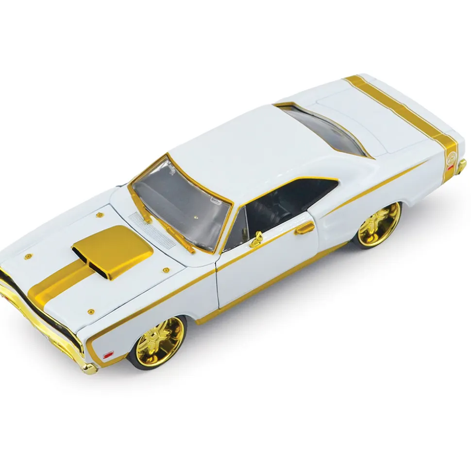 1969 Dodge Coronet Super Bee - Luxe Legends 1:24 Scale Diecast Model Car by Motormax