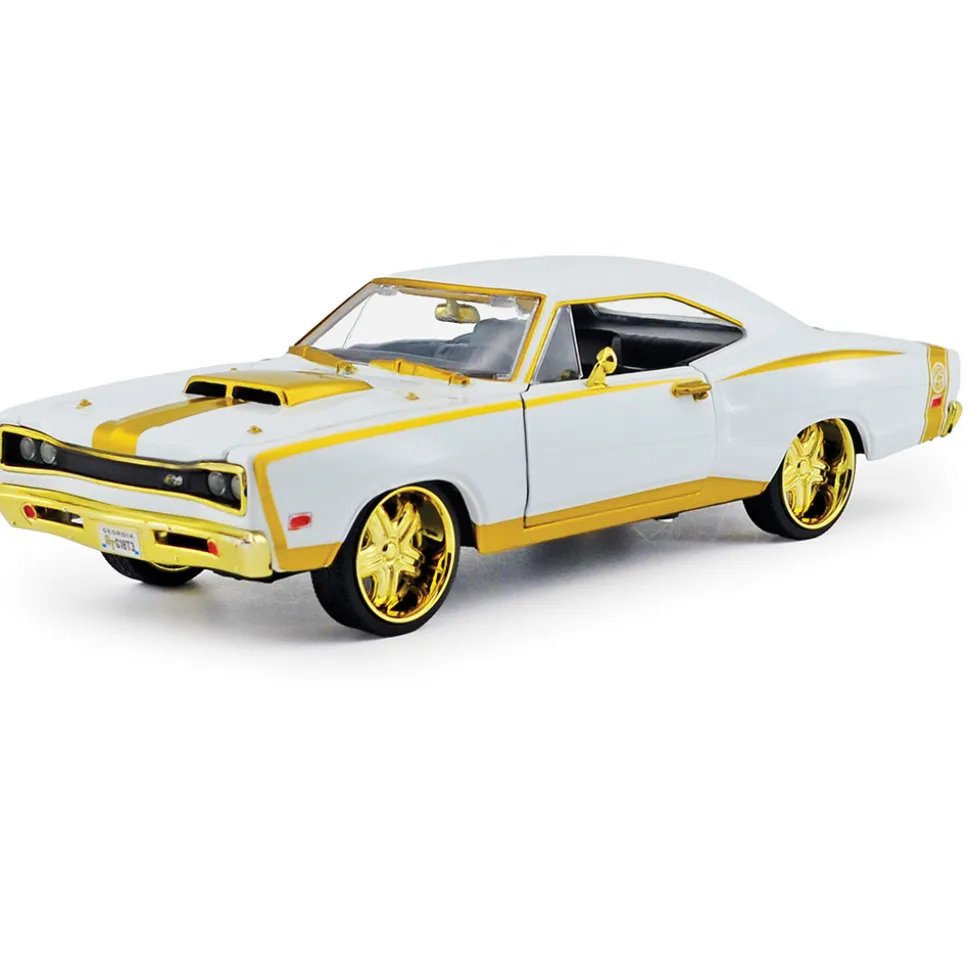 1969 Dodge Coronet Super Bee - Luxe Legends 1:24 Scale Diecast Model Car by Motormax