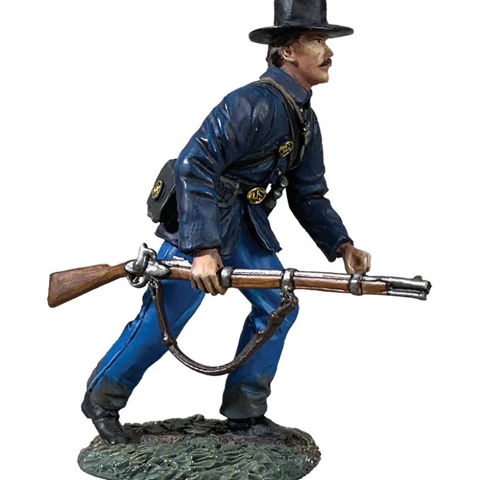 Federal in Sack Coat Advancing at Trail 1/30 Figure William Britain (31343) 1:30 scale Metal by William Britain
