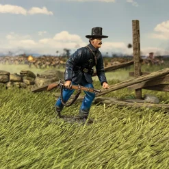 Federal in Sack Coat Advancing at Trail 1/30 Figure William Britain (31343) 1:30 scale Metal by William Britain