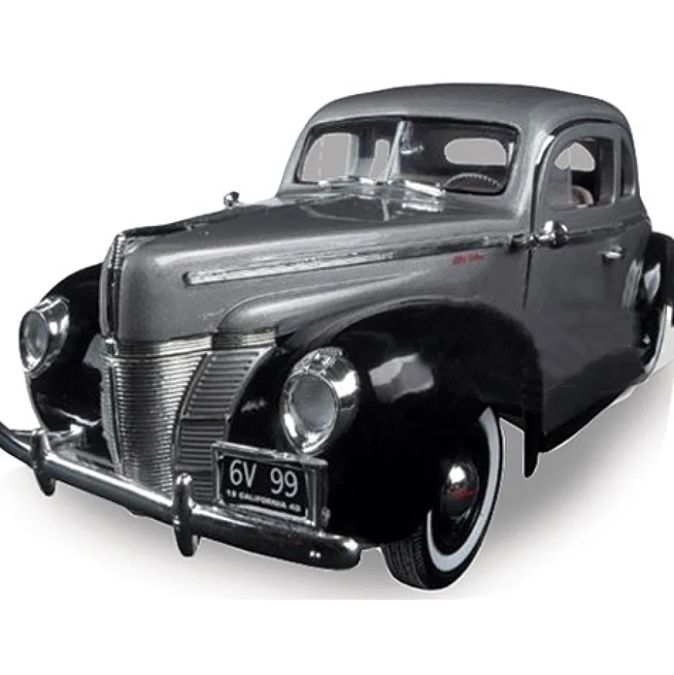 1940 Ford Deluxe 1:18 Scale Diecast Model by Motormax