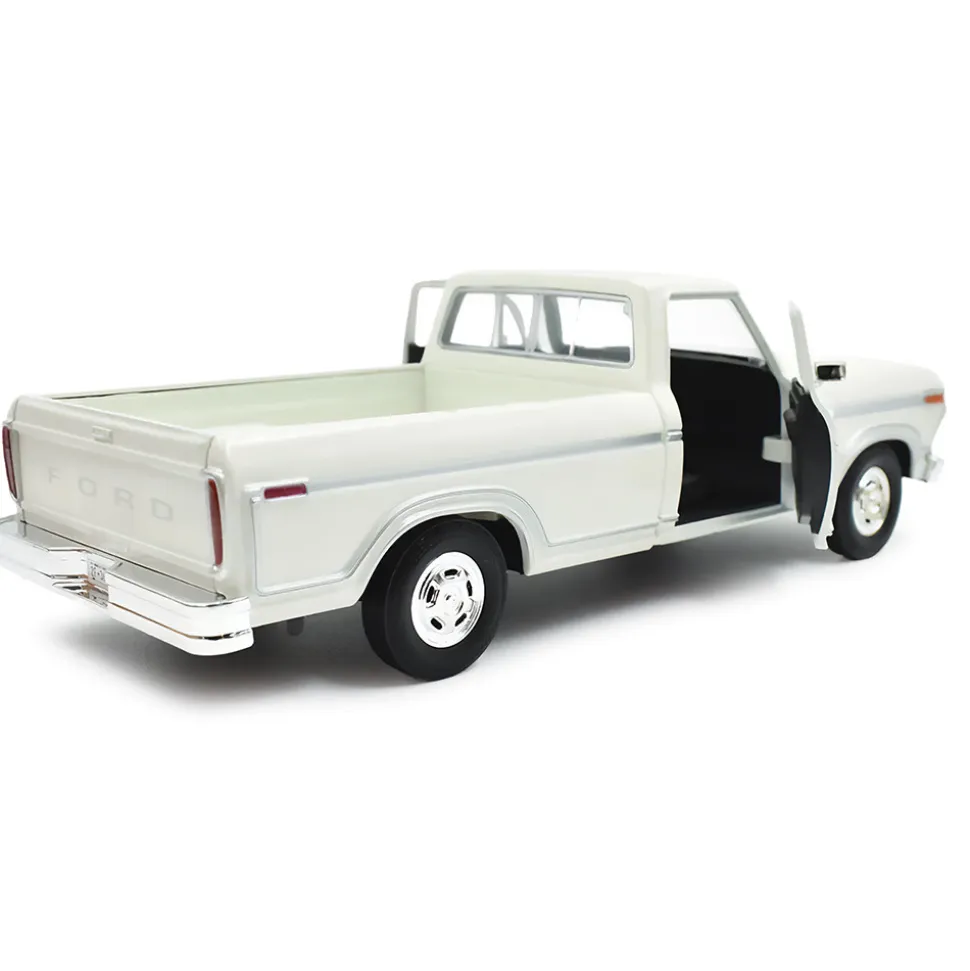 1977 Ford F-150 Custom Pickup - White 1:24 Scale Diecast Model Truck by Motormax