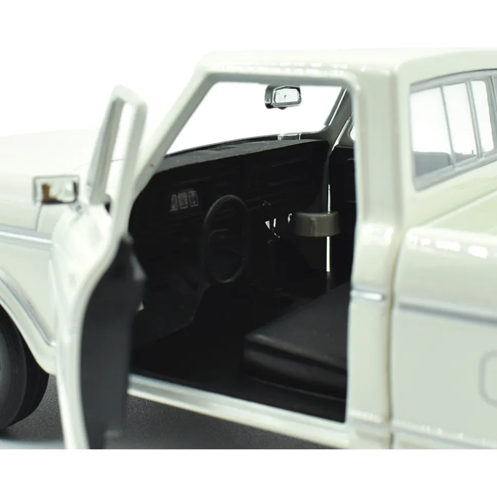 1977 Ford F-150 Custom Pickup - White 1:24 Scale Diecast Model Truck by Motormax