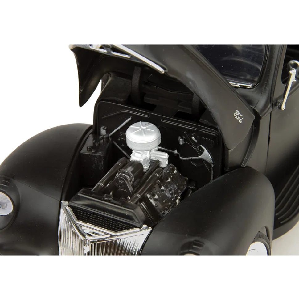1940 Ford Matte Black Pickup 1:18 Scale Diecast Model by Motormax