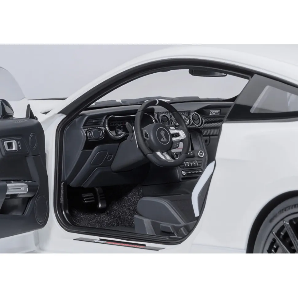 Ford Mustang Shelby G.T.500 - Oxford White 1:18 Scale Diecast Model Car by AutoArt
