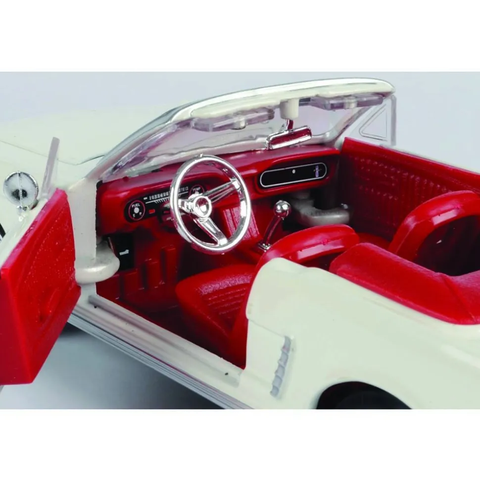 1964 1/2 James Bond Ford Mustang Convertible - Goldfinger 1:24 Scale Diecast Model Car by Motormax