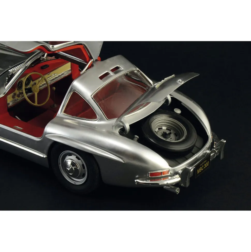 Mercedes-Benz 300 SL Gullwing 1/16 Kit 1:16 Scale Plastic Model Kit by Italeri