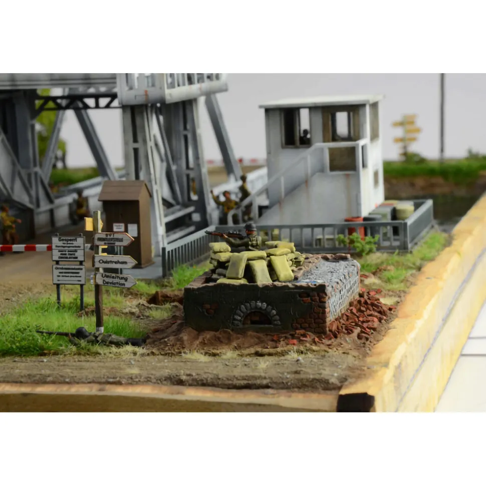 Pegasus Bridge Airborne Assault 1/72 Figure Kit 1:72 Scale Plastic Model Kit by Italeri