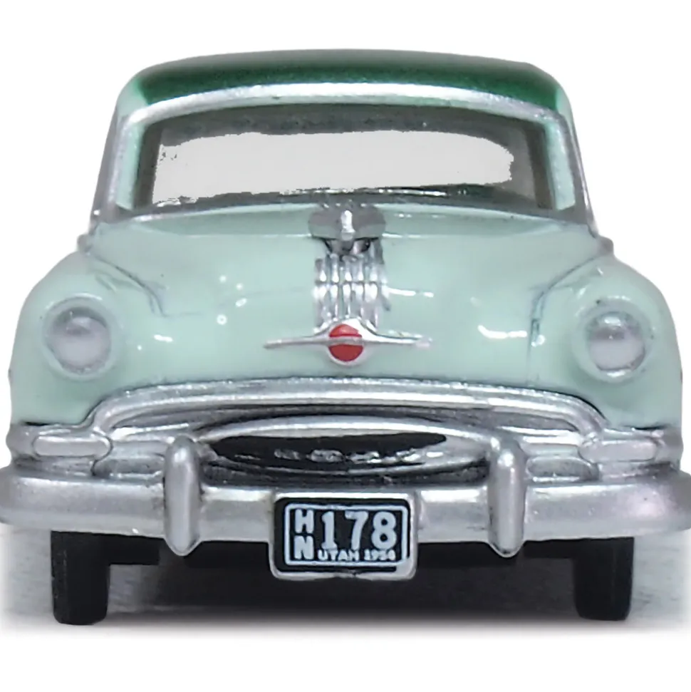 1954 Pontiac Chieftain 4-Door Sedan - Shannon Green / Brookmere Green 1:87 Scale Diecast Model Car by Oxford Diecast