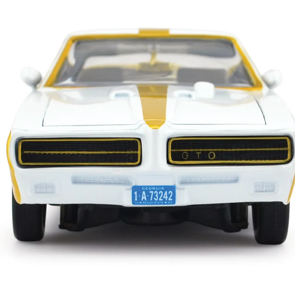 1969 Pontiac GTO Judge - Luxe Legends 1:24 Scale Diecast Model Car by Motormax
